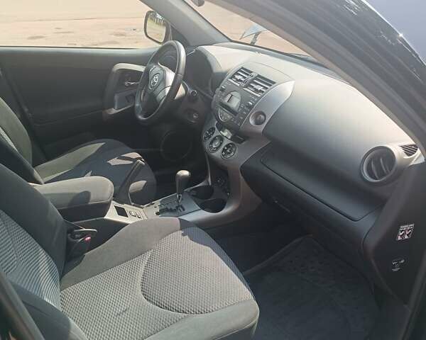 Чорний Тойота РАВ 4, об'ємом двигуна 2 л та пробігом 181 тис. км за 10500 $, фото 2 на Automoto.ua