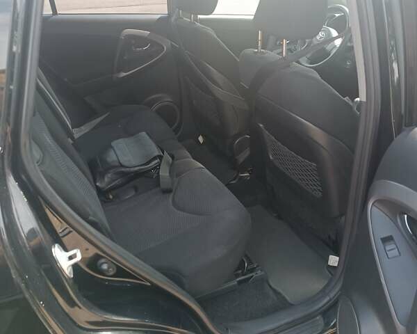 Чорний Тойота РАВ 4, об'ємом двигуна 2 л та пробігом 181 тис. км за 10500 $, фото 1 на Automoto.ua
