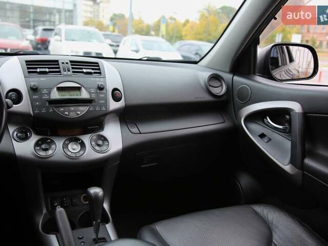 Черный Тойота РАВ 4, объемом двигателя 2.4 л и пробегом 138 тыс. км за 12500 $, фото 12 на Automoto.ua