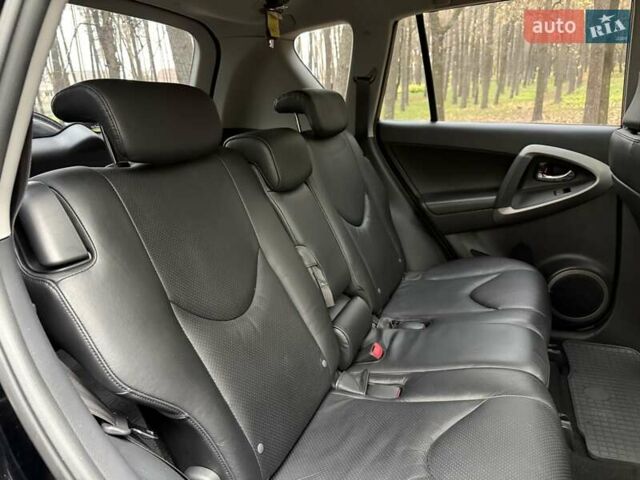 Чорний Тойота РАВ 4, об'ємом двигуна 2 л та пробігом 177 тис. км за 10999 $, фото 29 на Automoto.ua