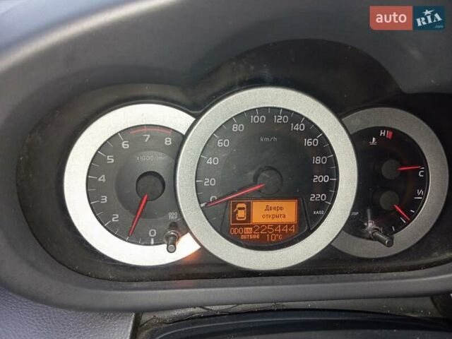 Черный Тойота РАВ 4, объемом двигателя 2 л и пробегом 225 тыс. км за 9000 $, фото 3 на Automoto.ua