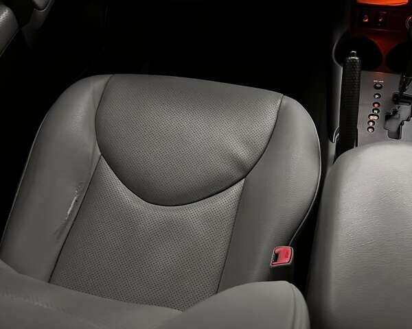 Черный Тойота РАВ 4, объемом двигателя 2.4 л и пробегом 268 тыс. км за 10500 $, фото 11 на Automoto.ua