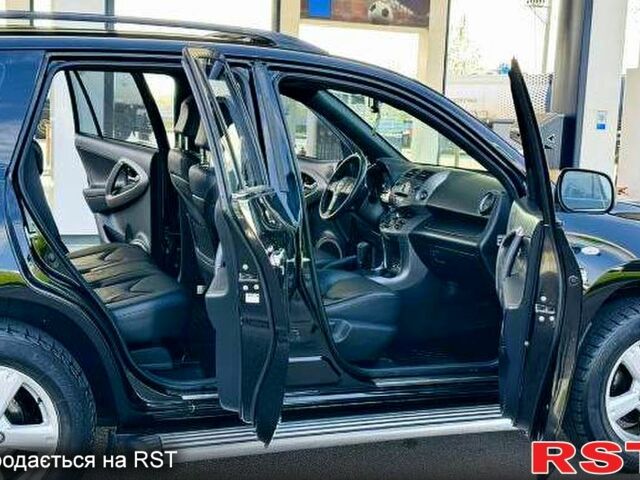 Черный Тойота РАВ 4, объемом двигателя 2 л и пробегом 200 тыс. км за 11000 $, фото 3 на Automoto.ua