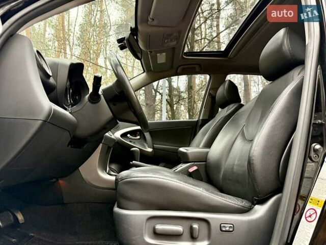Чорний Тойота РАВ 4, об'ємом двигуна 2 л та пробігом 177 тис. км за 10999 $, фото 16 на Automoto.ua