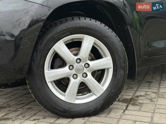 Черный Тойота РАВ 4, объемом двигателя 2 л и пробегом 253 тыс. км за 9500 $, фото 1 на Automoto.ua