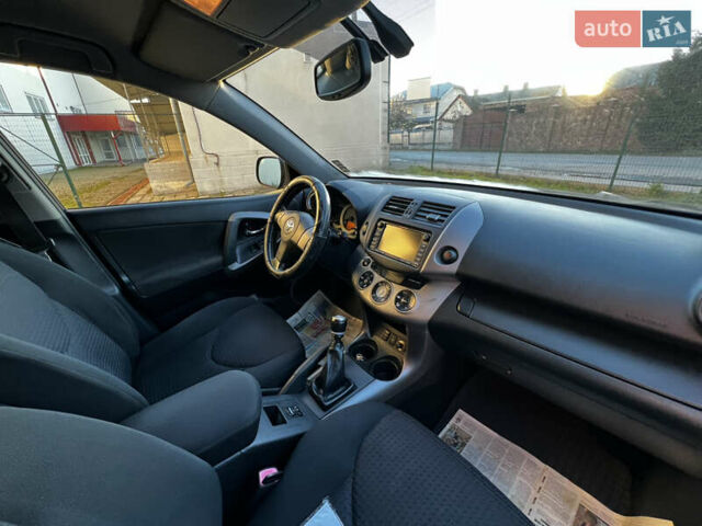 Чорний Тойота РАВ 4, об'ємом двигуна 2.23 л та пробігом 235 тис. км за 9100 $, фото 16 на Automoto.ua