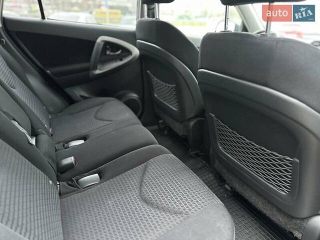Черный Тойота РАВ 4, объемом двигателя 2 л и пробегом 253 тыс. км за 9500 $, фото 16 на Automoto.ua