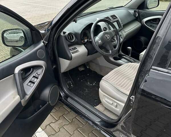 Чорний Тойота РАВ 4, об'ємом двигуна 2.4 л та пробігом 254 тис. км за 12000 $, фото 4 на Automoto.ua