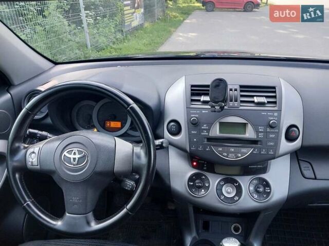 Черный Тойота РАВ 4, объемом двигателя 2.2 л и пробегом 250 тыс. км за 9500 $, фото 3 на Automoto.ua