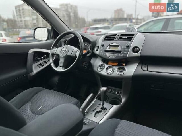 Черный Тойота РАВ 4, объемом двигателя 2 л и пробегом 253 тыс. км за 9500 $, фото 11 на Automoto.ua