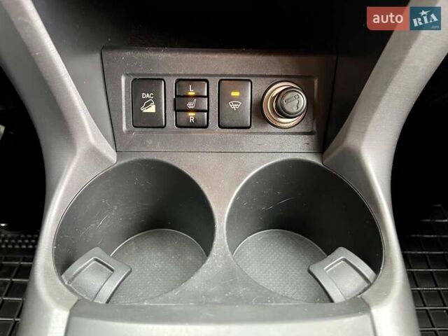 Чорний Тойота РАВ 4, об'ємом двигуна 2 л та пробігом 176 тис. км за 10750 $, фото 35 на Automoto.ua