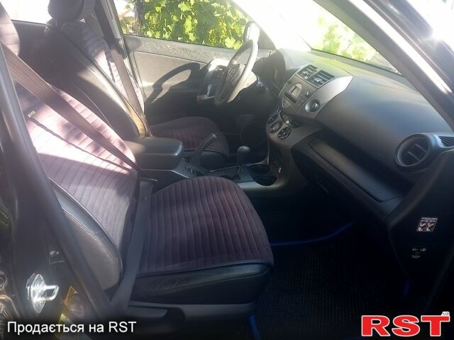 Чорний Тойота РАВ 4, об'ємом двигуна 2.4 л та пробігом 215 тис. км за 10800 $, фото 9 на Automoto.ua