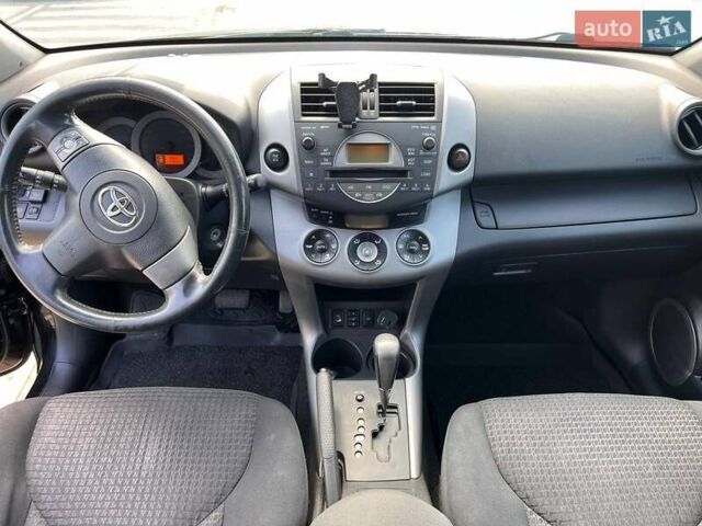 Черный Тойота РАВ 4, объемом двигателя 2 л и пробегом 180 тыс. км за 9700 $, фото 4 на Automoto.ua