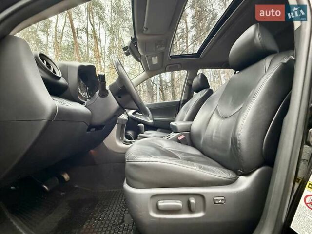 Чорний Тойота РАВ 4, об'ємом двигуна 2 л та пробігом 177 тис. км за 10999 $, фото 17 на Automoto.ua