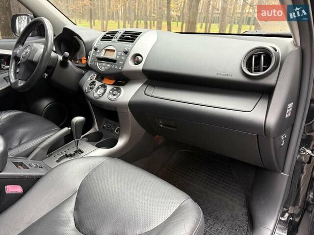 Чорний Тойота РАВ 4, об'ємом двигуна 2 л та пробігом 177 тис. км за 10999 $, фото 24 на Automoto.ua