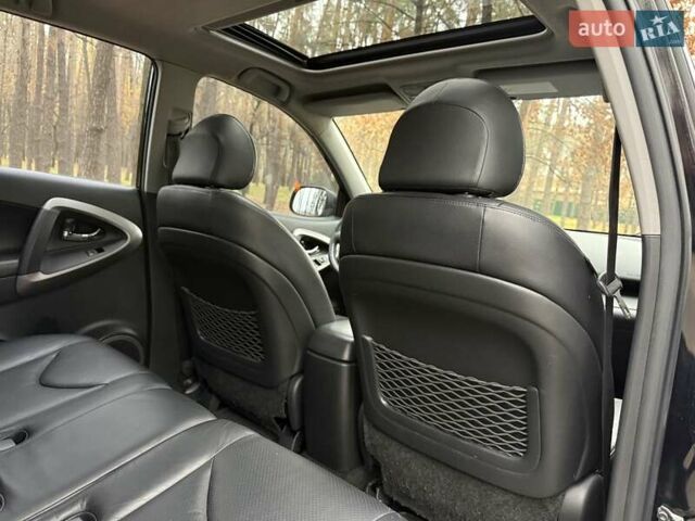 Чорний Тойота РАВ 4, об'ємом двигуна 2 л та пробігом 177 тис. км за 10999 $, фото 28 на Automoto.ua
