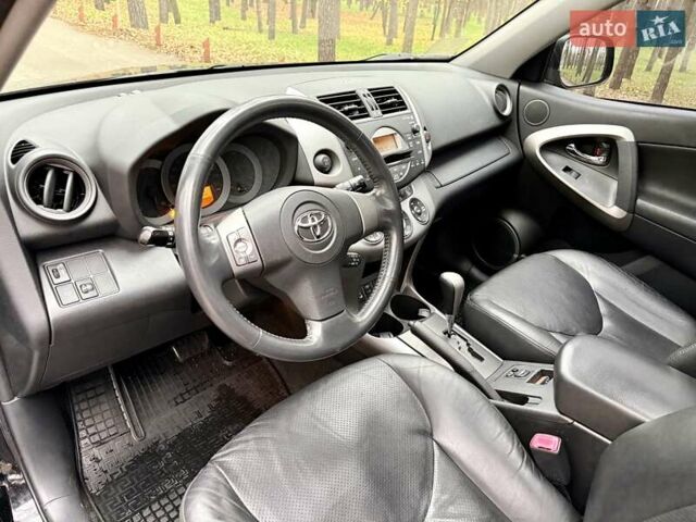 Чорний Тойота РАВ 4, об'ємом двигуна 2 л та пробігом 177 тис. км за 10999 $, фото 15 на Automoto.ua