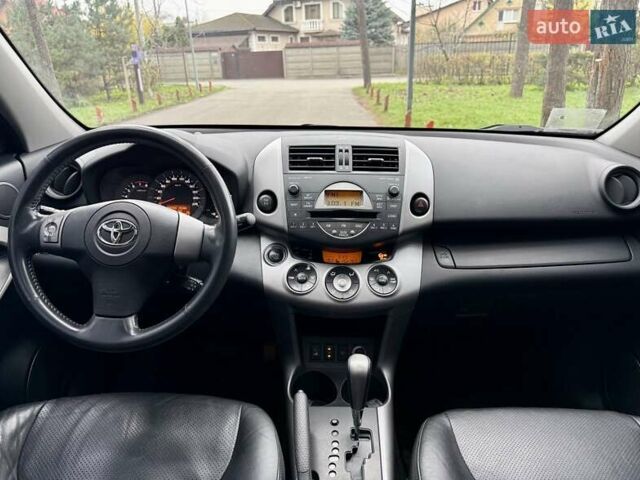 Чорний Тойота РАВ 4, об'ємом двигуна 2 л та пробігом 177 тис. км за 10999 $, фото 34 на Automoto.ua