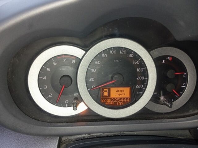 Черный Тойота РАВ 4, объемом двигателя 2 л и пробегом 225 тыс. км за 9000 $, фото 7 на Automoto.ua
