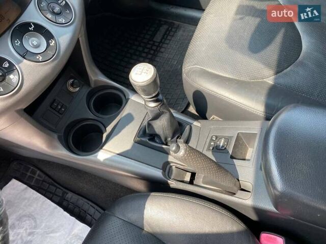 Чорний Тойота РАВ 4, об'ємом двигуна 2.23 л та пробігом 178 тис. км за 9200 $, фото 15 на Automoto.ua