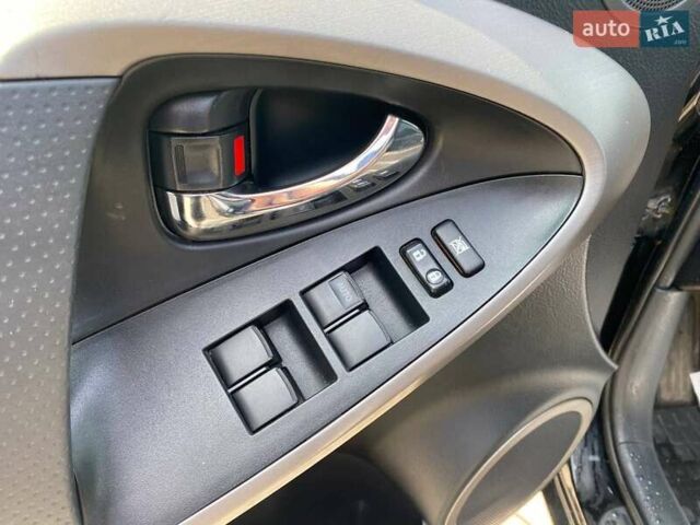 Чорний Тойота РАВ 4, об'ємом двигуна 2.23 л та пробігом 178 тис. км за 9200 $, фото 11 на Automoto.ua