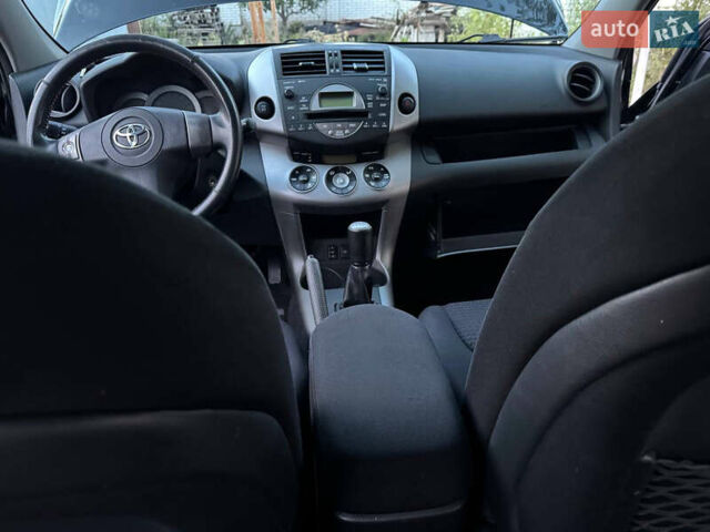 Черный Тойота РАВ 4, объемом двигателя 2 л и пробегом 151 тыс. км за 9800 $, фото 8 на Automoto.ua