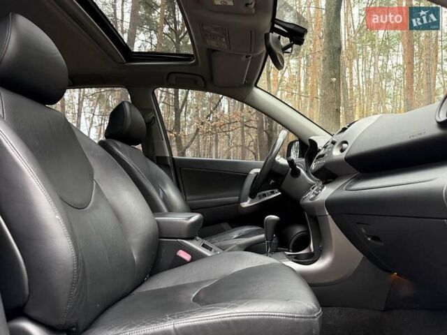 Чорний Тойота РАВ 4, об'ємом двигуна 2 л та пробігом 177 тис. км за 10999 $, фото 25 на Automoto.ua