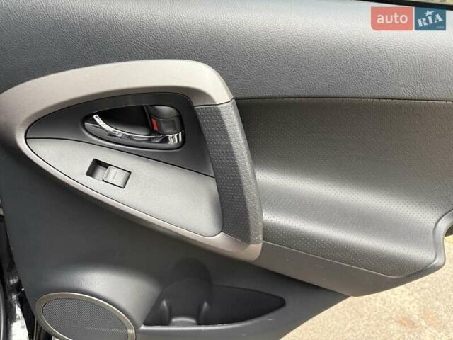 Чорний Тойота РАВ 4, об'ємом двигуна 2 л та пробігом 177 тис. км за 10999 $, фото 56 на Automoto.ua