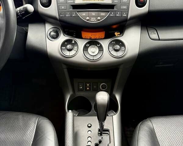 Чорний Тойота РАВ 4, об'ємом двигуна 2 л та пробігом 177 тис. км за 10999 $, фото 39 на Automoto.ua