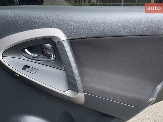 Чорний Тойота РАВ 4, об'ємом двигуна 2 л та пробігом 176 тис. км за 10750 $, фото 40 на Automoto.ua