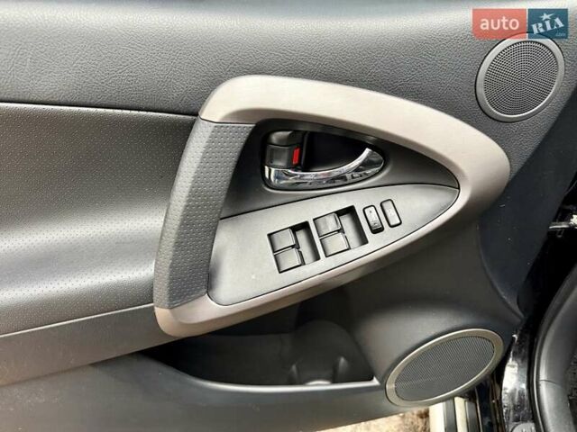 Чорний Тойота РАВ 4, об'ємом двигуна 2 л та пробігом 177 тис. км за 10999 $, фото 53 на Automoto.ua