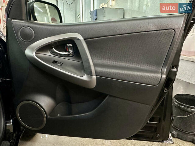 Чорний Тойота РАВ 4, об'ємом двигуна 2 л та пробігом 225 тис. км за 11650 $, фото 15 на Automoto.ua