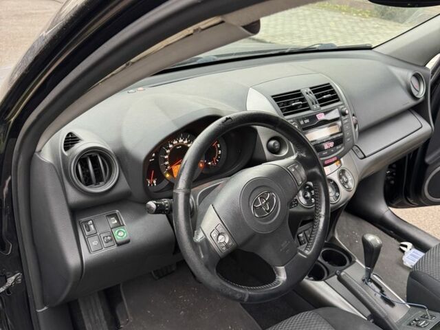 Черный Тойота РАВ 4, объемом двигателя 2 л и пробегом 230 тыс. км за 6800 $, фото 10 на Automoto.ua