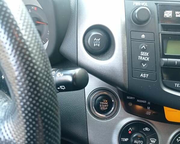 Чорний Тойота РАВ 4, об'ємом двигуна 2 л та пробігом 105 тис. км за 16200 $, фото 14 на Automoto.ua