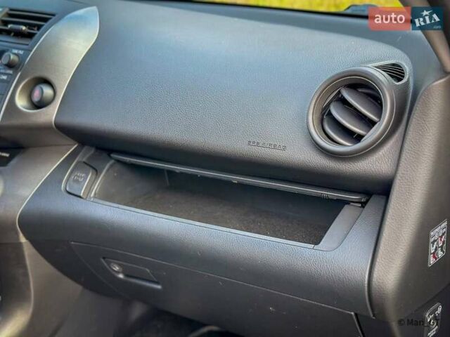 Чорний Тойота РАВ 4, об'ємом двигуна 2 л та пробігом 210 тис. км за 12500 $, фото 40 на Automoto.ua