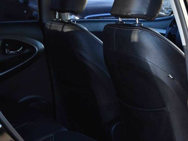 Чорний Тойота РАВ 4, об'ємом двигуна 2 л та пробігом 178 тис. км за 13850 $, фото 19 на Automoto.ua