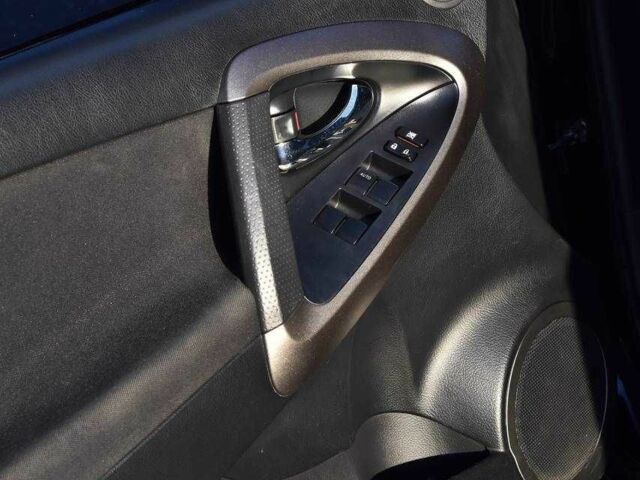 Чорний Тойота РАВ 4, об'ємом двигуна 2 л та пробігом 178 тис. км за 13850 $, фото 10 на Automoto.ua