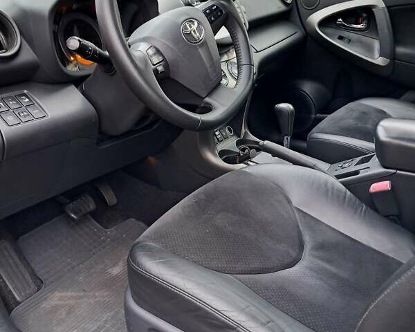 Чорний Тойота РАВ 4, об'ємом двигуна 2 л та пробігом 278 тис. км за 13500 $, фото 1 на Automoto.ua