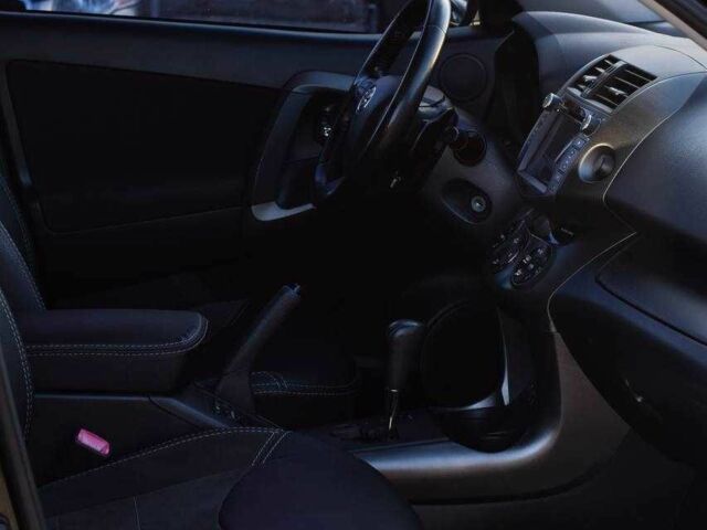 Чорний Тойота РАВ 4, об'ємом двигуна 2 л та пробігом 178 тис. км за 13850 $, фото 12 на Automoto.ua