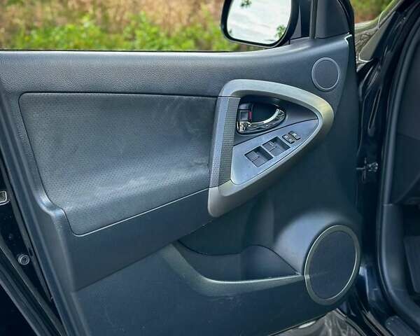 Чорний Тойота РАВ 4, об'ємом двигуна 2 л та пробігом 210 тис. км за 12500 $, фото 46 на Automoto.ua