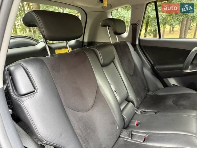 Чорний Тойота РАВ 4, об'ємом двигуна 2 л та пробігом 153 тис. км за 12999 $, фото 26 на Automoto.ua