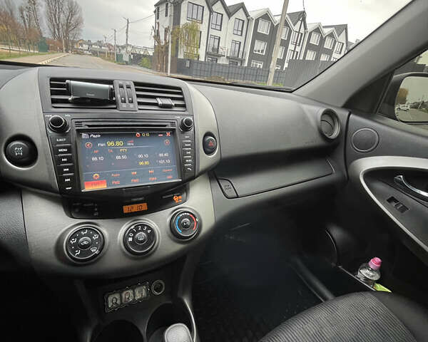 Чорний Тойота РАВ 4, об'ємом двигуна 1.99 л та пробігом 188 тис. км за 15500 $, фото 18 на Automoto.ua