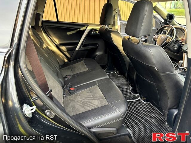 Тойота РАВ 4 2015 у Гадяче на Automoto.ua Чорний Тойота РАВ 4, об'ємом двигуна 2 л та пробігом 210 тис. км за 14300 $, фото 6 на Automoto.ua