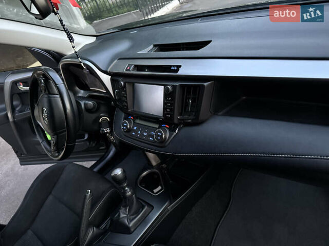 Тойота РАВ 4 2017 в Львове на Automoto.ua Черный Тойота РАВ 4, объемом двигателя 2.23 л и пробегом 99 тыс. км за 23200 $, фото 9 на Automoto.ua
