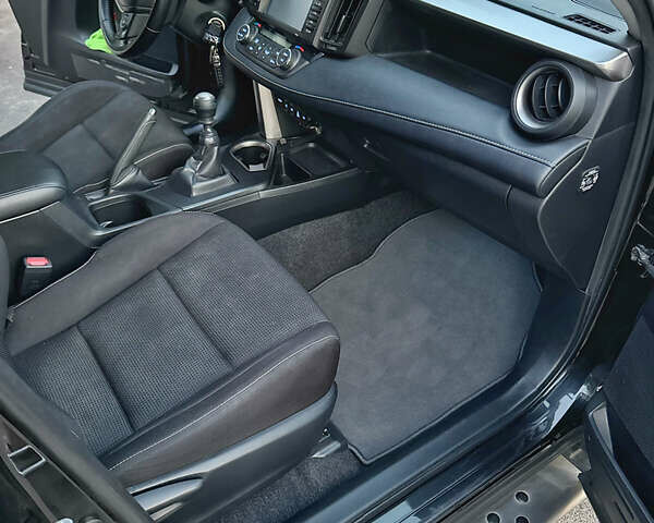 Тойота РАВ 4 2017 в Львове на Automoto.ua Черный Тойота РАВ 4, объемом двигателя 2.23 л и пробегом 99 тыс. км за 23200 $, фото 5 на Automoto.ua