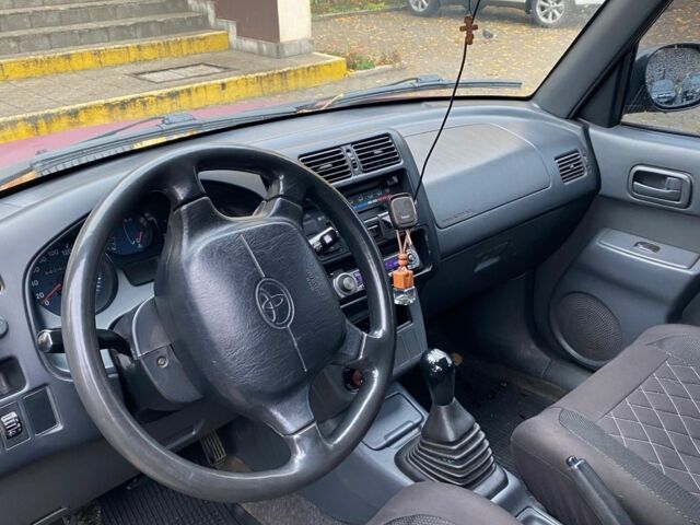 Красный Тойота РАВ 4, объемом двигателя 2 л и пробегом 440 тыс. км за 6300 $, фото 2 на Automoto.ua