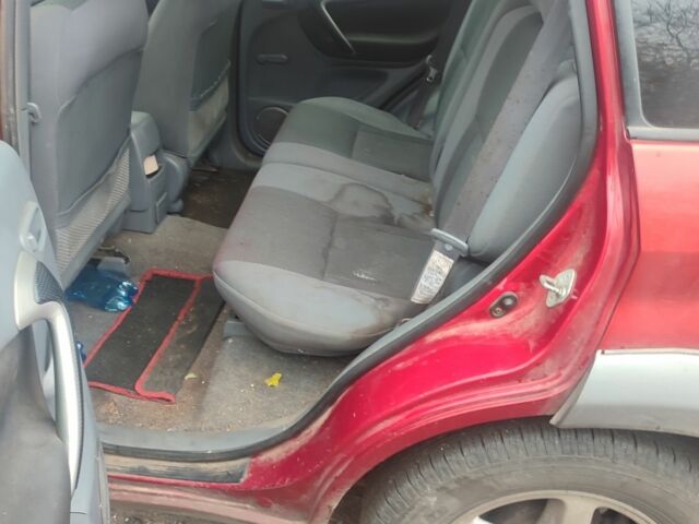 Красный Тойота РАВ 4, объемом двигателя 2 л и пробегом 370 тыс. км за 3500 $, фото 3 на Automoto.ua