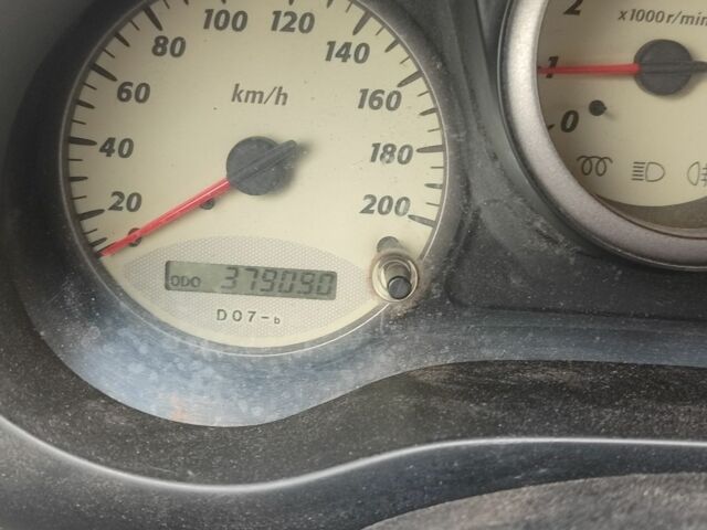 Красный Тойота РАВ 4, объемом двигателя 2 л и пробегом 370 тыс. км за 3500 $, фото 6 на Automoto.ua