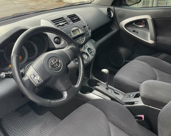 Червоний Тойота РАВ 4, об'ємом двигуна 2 л та пробігом 195 тис. км за 8999 $, фото 9 на Automoto.ua