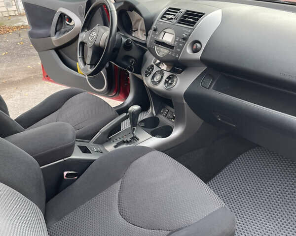 Червоний Тойота РАВ 4, об'ємом двигуна 2 л та пробігом 195 тис. км за 8999 $, фото 8 на Automoto.ua